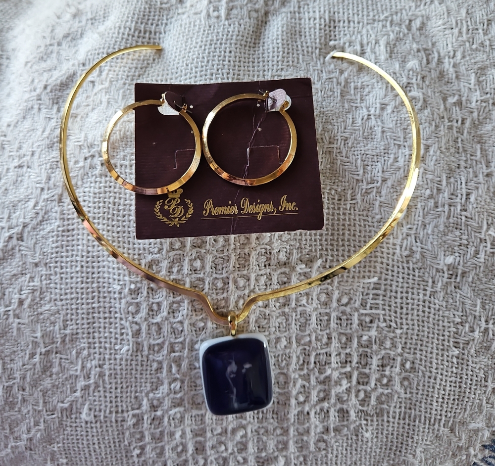 Premier Designs Gold Choker Necklace and Earring Set.